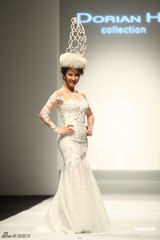 组图：李玟再穿婚纱走秀获献吻 王后造型压轴出场