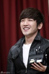 组图：韩国神话组合成员李珉宇结束兵役与粉丝见面