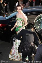 组图：范冰冰亮相戛纳 中国风长裙展东方风情