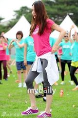 组图：f(x)Krystal参加公益活动秀身姿