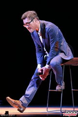 组图：李宗盛桃红衬衫开唱 称林忆莲唱得更好