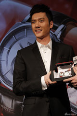 组图：冯绍峰帅气捞金  情人节相约粉丝引尖叫