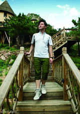 组图：沙溢拍杂志封面 阳光笑容展乐活正能量