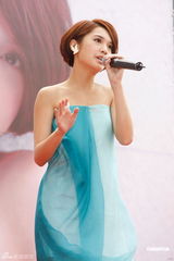 组图：杨丞琳新专辑火爆庆功 师弟站台送镶钻口琴