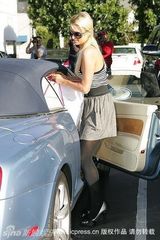 幻灯图：希尔顿穿高腰裙现身 和男友圣诞大采购 