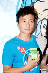 组图：方力申邓丽欣亮相烹饪活动 承认恋情否认结婚