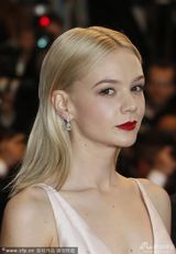 组图：凯瑞-穆里根亮相红毯 粉白色礼服秀美胸