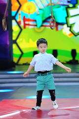 组图：快本迎星爸萌娃 为《爸爸去哪儿2》甄选