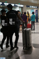 组图：李晟李佳航机场亲密牵手同行 恋情曝光