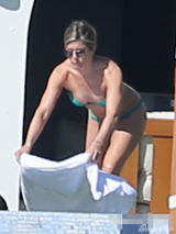 组图：安妮斯顿豪放脱比基尼 晒日光浴胸部外扩
