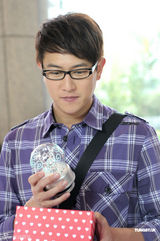 组图：伍咏薇新剧要大打出手 与商天娥抢男主角 