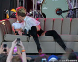 组图：塞勒斯开唱秀长腿 男女通吃与辣妹调情