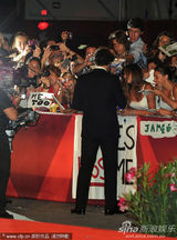 组图：电影《萨尔》首映 男演员Val Lauren大玩自拍