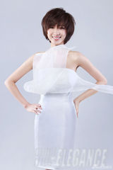 组图：万茜时尚写真白裙化身飘逸精灵