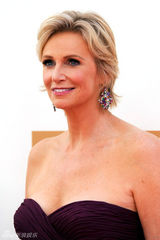 组图：第63届艾美奖红毯 简-林奇性感抹胸裙亮相