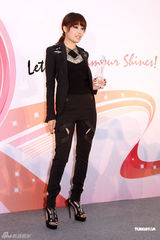 幻灯图：容祖儿露背装示人 健康状况频出直言犯太岁