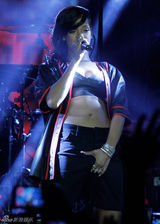 组图：蕾哈娜巡演激情献唱 大秀好身材