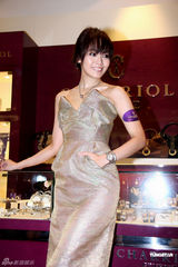 高清图：侯佩岑展现难得性感 大秀右手订婚戒指