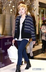 组图：韩国女团少女时代出席代言品牌粉丝签名会