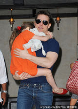 组图：汤姆-克鲁斯离婚后首探爱女 遭狗仔围堵