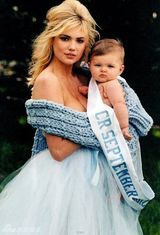 组图：超模凯特-阿普顿田园写真双峰高耸笑容甜美