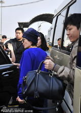 组图：王菲抵昆明备唱 蓝色休闲装潮味十足