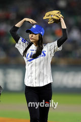 组图：韩组合Sistar孝琳与滑冰公主金妍儿任开球手