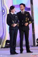 高清图：《冲上云霄2》庆功 张智霖跪吻陈法拉