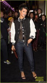 组图：蕾哈娜蓝嘴唇亮相派对 透视装半乳隐现