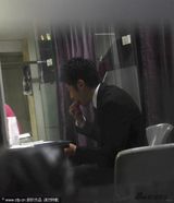 组图：撒贝宁休息室用餐玩自拍 发短信疑与章子怡传情