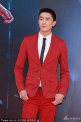 组图：林更新帅气亮相红毯 平头红西装显精神