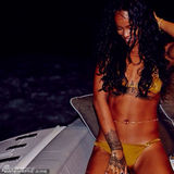 组图：蕾哈娜度假吞云吐雾 玩划艇秀蜂腰翘臀