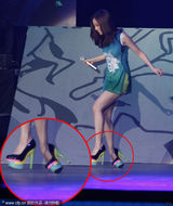 组图：张靓颖踩高跟鞋摔倒跪地 尴尬扔鞋光脚献唱