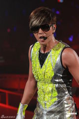 组图：罗志祥俏皮红衫红馆开唱 摔倒杨丞琳怀中