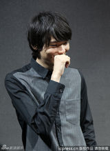 组图：古川雄辉亮相上海 灰黑衬衫笑容羞涩