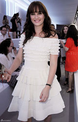 高清图：莉顿-梅斯特露穿肩礼服亮相巴黎时装周