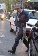 组图：型男约翰尼-德普外出买吉他穿着随意休闲