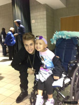 组图：比伯与患病女童合影笑容童真