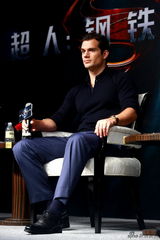 组图：《超人：钢铁之躯》施耐德与卡维尔亮相