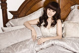 高清图：范冰冰新写真秀香肩美腿 睡姿妩媚勾魂