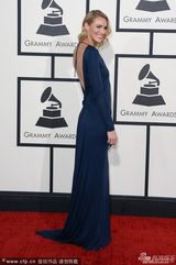 组图：霍莉-莱丁斯拖蓝色裙亮相 美背全露