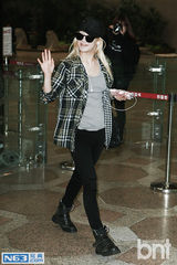 组图：少女时代孝渊亮相机场 心情好向粉丝比V