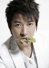 高清：李炳辰纯白色写真尽显帅气优雅气质