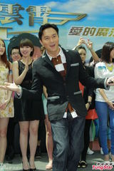 组图：《冲上云霄2》陈法拉献吻张智霖为其庆生