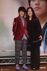 组图：曾静玟新专辑签唱获姑姑《鲁冰花》原音助阵