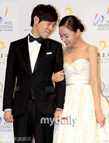 组图：韩星姜成妍与钢琴家金佳温婚礼发布会