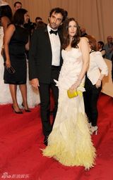 组图：美国时装学院庆典举行 众明星红毯竞艳