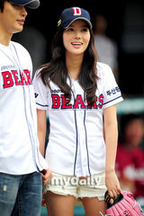 组图：韩剧《新妓生传》女星林秀香为棒球赛开球