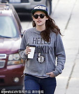 组图：暮光女外出与友人热聊 疑走出分手阴影