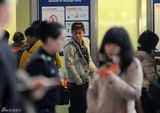 组图：释小龙与助理离京 坐经济舱走普通通道